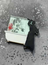 Load image into Gallery viewer, Shower Scene Brooch